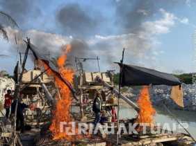 Tertibkan PETI di Desa Petai,  Polsek Singingi Hilir Bakar Rakit di Lokasi