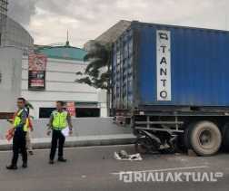 Seruduk Kontainer di Flyover Soekarno Hatta, Honda Beat Menancap di Kolong Truk