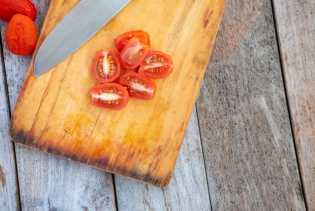 Bahaya Masih Pakai Talenan Kayu atau Plastik yang Sudah Menghitam