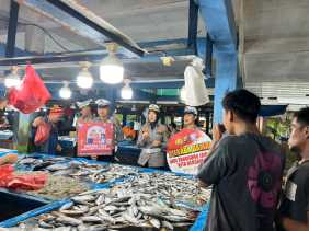 AKP Enggar Blusukan ke Pasar, Ajak Pedagang dan Pembeli Jadi Pemilih Cerdas