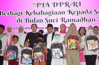 PIA DPR RI Bagikan Ribuan Paket Sembako dan Santunan Anak Yatim