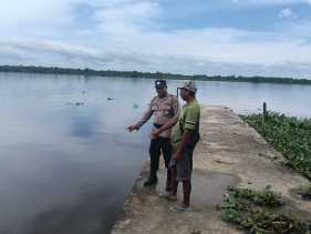 Antisipasi Banjir, Polisi di Rokan Hilir Cek Debit Air Sungai Rokan
