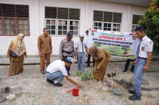 Polres Kampar Tanamkan Kepedulian Lingkungan kepada Pelajar SMAN 1 Salo