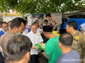 Kunker ke Riau, Zulkifli Hasan Bagi-bagi Beras di Pasar Palapa Pekanbaru
