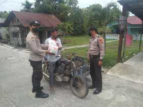 Polsek Rupat Berikan Beras Kepada Warga Kelurahan Batupanjang