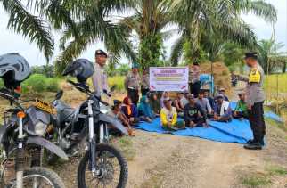 Kapolsek Kuala Cenaku Jadikan Lahan Sawah Jadi Tempat Sosialisasi Pilkada