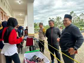 Kapolres Rokan Hulu Pantau Penyortiran dan Pelipatan Surat Suara untuk Pilkada 2024