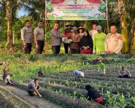 Kapolsek TPTM Serahkan Bibit Tanaman, Dukung Program Ketahanan Pangan Presiden Prabowo