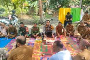 Kapolsek Langgam dan Camat Duduk Bersama Masyarakat Bahas Pilkada Damai