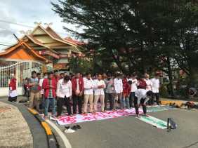 Unjuk Rasa di DPRD Riau, KAMMI Riau Gelar Salat Asar Berjamaah