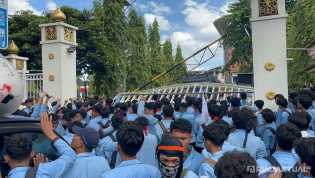 Aksi BEM Universitas Riau sudah Berlangsung 4 Jam, Gerbang Utama Sisi Kiri Kantor Gubernur Tumbang