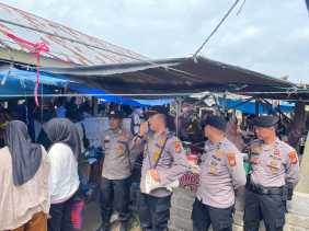 Gaya Nyentrik Ipda Ripal Blusukan ke Pasar, Imbau Pilkada Damai