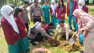 Sinergi Polsek dan Siswa SMAN 4 Bangko Pusako Hijaukan Sekolah Lewat Penanaman Pohon