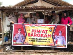 Polsek Tanah Merah Berbagi Sembako untuk Warga Kurang Mampu