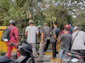 Mr X Ditemukan Tewas Tergantung Tali Packing di Pohon