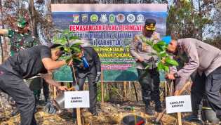 Bersama Bupati Kampar, Kapolres Pasang Plang Larangan di Lahan Bekas Karhutla
