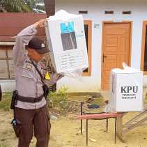 Polsek Mandau Lakukan Pengawalan Ketat Kotak Suara di Pilkada 2024