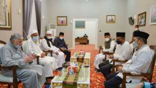 Bertemu Ustaz Dari Timur Tengah, Gubri Bahas Quran Center Riau