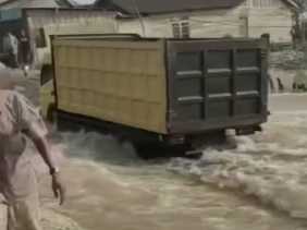 Jalan Poros Penghubung Kabupaten Inhil dan Inhu di Riau Longsor