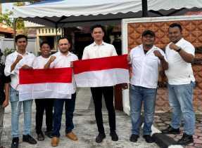 Wakil Ketua DPRD Bengkalis Bagikan 500 Bendera Merah Putih dan Umumkan Turnamen Domino