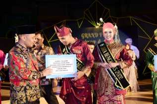 Muhammad Gunawan dan Dinda Rahmi Sandang Gelar Bujang – Dara Bengkalis Tahun Ini