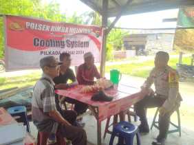 Bhabinkamtibmas Lenggadai Hulu Gelar Sosialisasi Cooling System untuk Antisipasi Konflik Sosial dalam Pilkada Damai