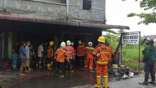 Sambar Bensin, Percikan Api Las Bakar Satu Mobil dan Motor