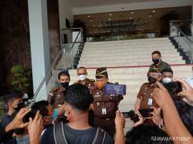 Jaksa Tahan Dekan FISIP Unri Nonaktif Syafri Harto