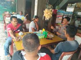 Kanit Binmas Polsek Reteh Tingkatkan Cooling System di Warung Kopi
