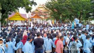 Almamater Biru Langit Penuhi Jalanan di Gedung DPRD Riau