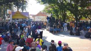 Ratusan Massa Aliansi Mahasiswa dan Masyarakat Pelalawan Gelar Aksi Tolak Relokasi di Depan DPRD Riau