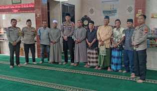 Iptu Muharis Subuh Berjamaah dan Sosialisasikan Pemilu Damai