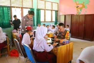 Dukung Asta Cita Presiden, Kapolres Rokan Hilir Gelar Makan Bergizi Bersama Pelajar SDN 02 Ujung Tanjung