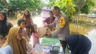 Polres Kampar Gelar Bakti Kesehatan Terhadap Warga Terdampak Banjir