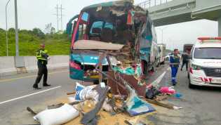 Bus Tabrak Truk di Tol Pekanbaru-Dumai, Satu Orang Tewas, Sopir Kabur