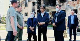 Injakan Kaki Di Gedung Yang Dibom Rusia, Jokowi Nggak Pakai Rompi Anti Peluru