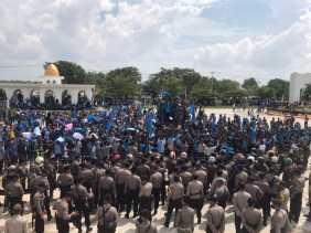 Diduga Terbitkan Surat Intervensi ke Perusahaan, Ribuan Buruh SPTI Geruduk Kantor Bupati Rohil