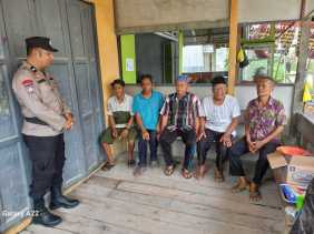 Aipda Surya Kunjungi Warga Desa Tanjung Siantar untuk Pastikan Pilkada Aman dan Damai