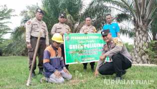 Green Policing Polri di Rohil, Polsek Tanah Putih Tanjung Melawan Tanam Pohon Trembesi