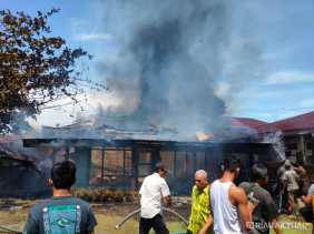 Kebakaran Hebat di Payung Sekaki, Dua Rumah Petak Hangus Terbakar