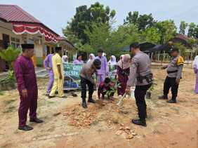 Dukung Program Kapolda Riau, Polsek Bangko Pusako Gelar Penanaman Pohon di SMAN 5
