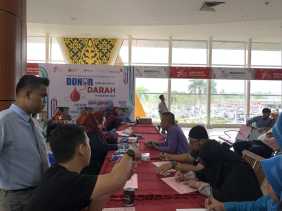 Meriahkan HUT ke-39 Angkasa Pura, Bandara SSK II Gelar Kegiatan TJSL Sembako Murah dan Donor Darah