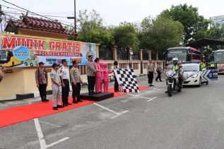 Kapolresta Lepas 2 Bus Rombongan Mudik Gratis Polresta Pekanbaru