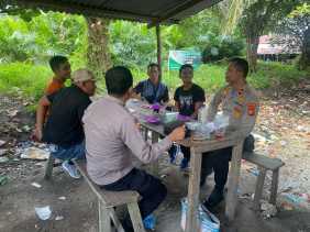 Tak Kenal Libur, Anggota Polsek Kepenuhan Sosialisasi Pemilu ke Pasar Minggu