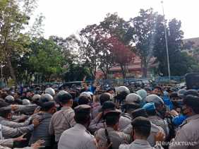 Memaksa Masuk, Mahasiswa UIR Dipukul Mundur Aparat