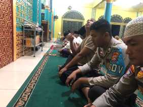 Salat Maghrib dan Isya Berjamaah, Polres Kuansing Sampaikan Pesan Kamtibmas Jelang Pemilu 2024