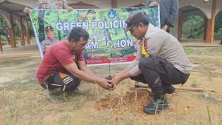 Hijaukan Rohil, Polsek Rimba Melintang Green Policing dengan Tanam Pohon di Masjid