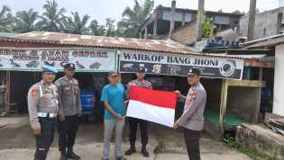 Sambut HUT RI ke-80, Polsek Bangko Pusako Bagikan Bendera Merah Putih ke Masyarakat