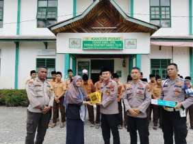 Ipda Riko Rizki Masri Gencar Cooling System Pemilu Damai 2024 di Pesantren Bahrul Ulum