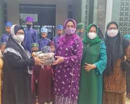 Jumat Berbagi, Hj Misnarni Serahkan Mushaf untuk Para Santri